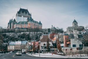 Vos premiers mois au Québec se préparent depuis la France : assurance maladie, logement, banque, école. Les décisions à prendre avant.